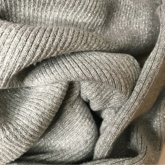 DKNY M Sparkly silver metallic thread grey ribbed V-neck knit top Size Medium - Picture 14 of 15